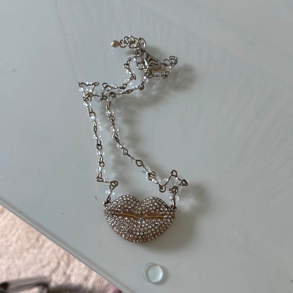 Lip necklace
